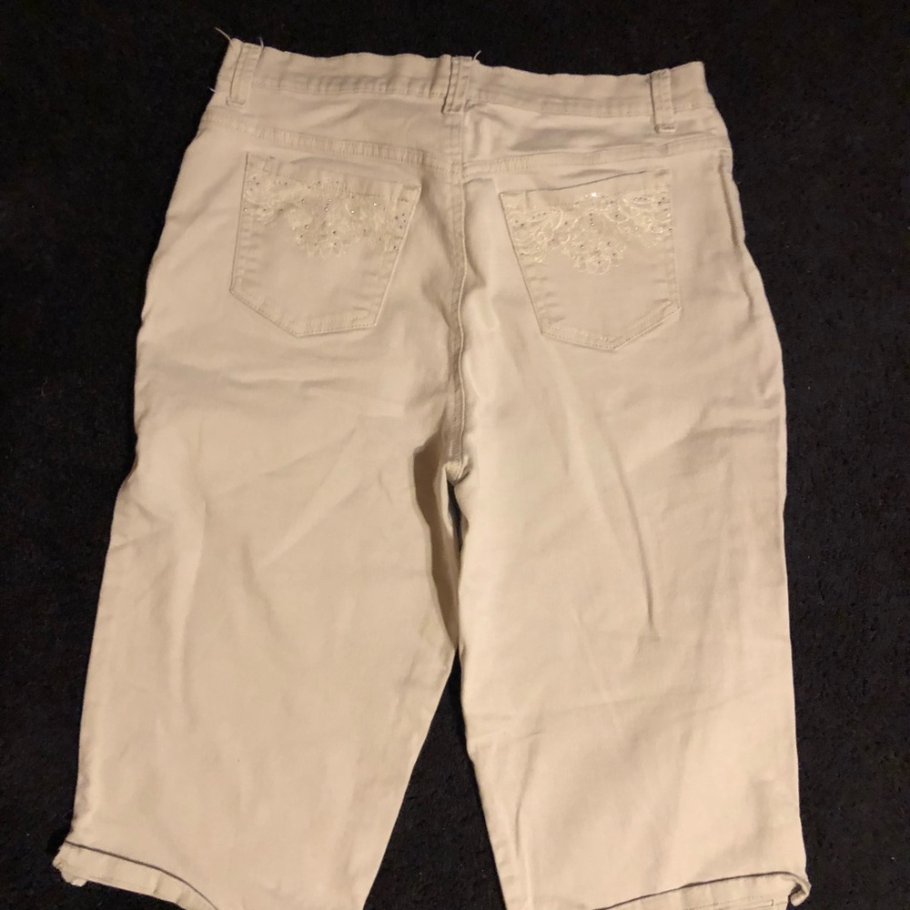 Excellent condition tan capris - Picture 2 of 5